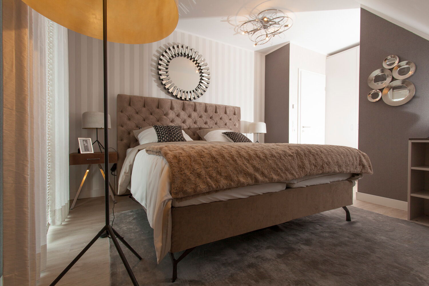 Boxspringbett mit braunem, gestepptem Kopfteil