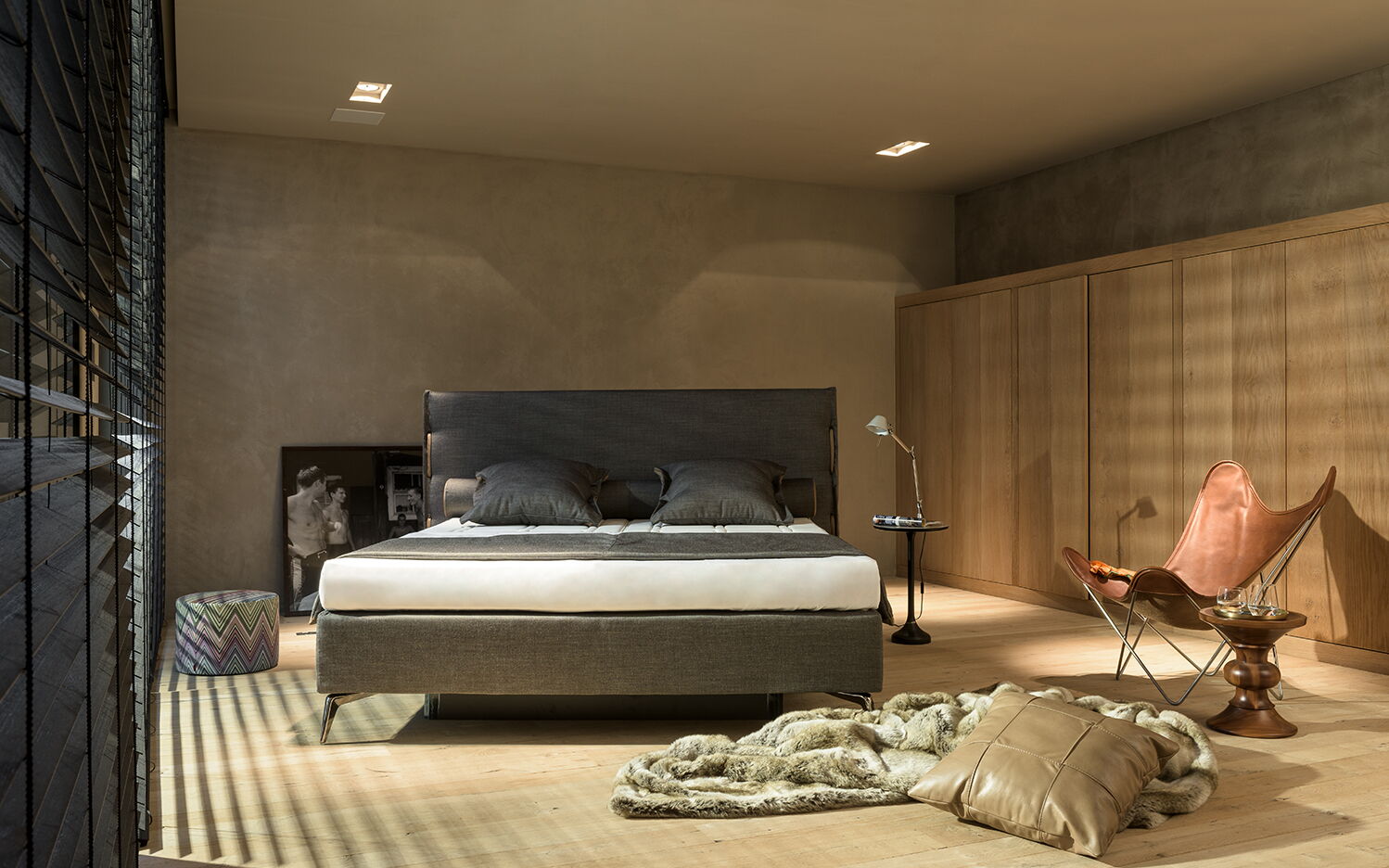 Wasserbett in einem hellen Raum mit Holzboden