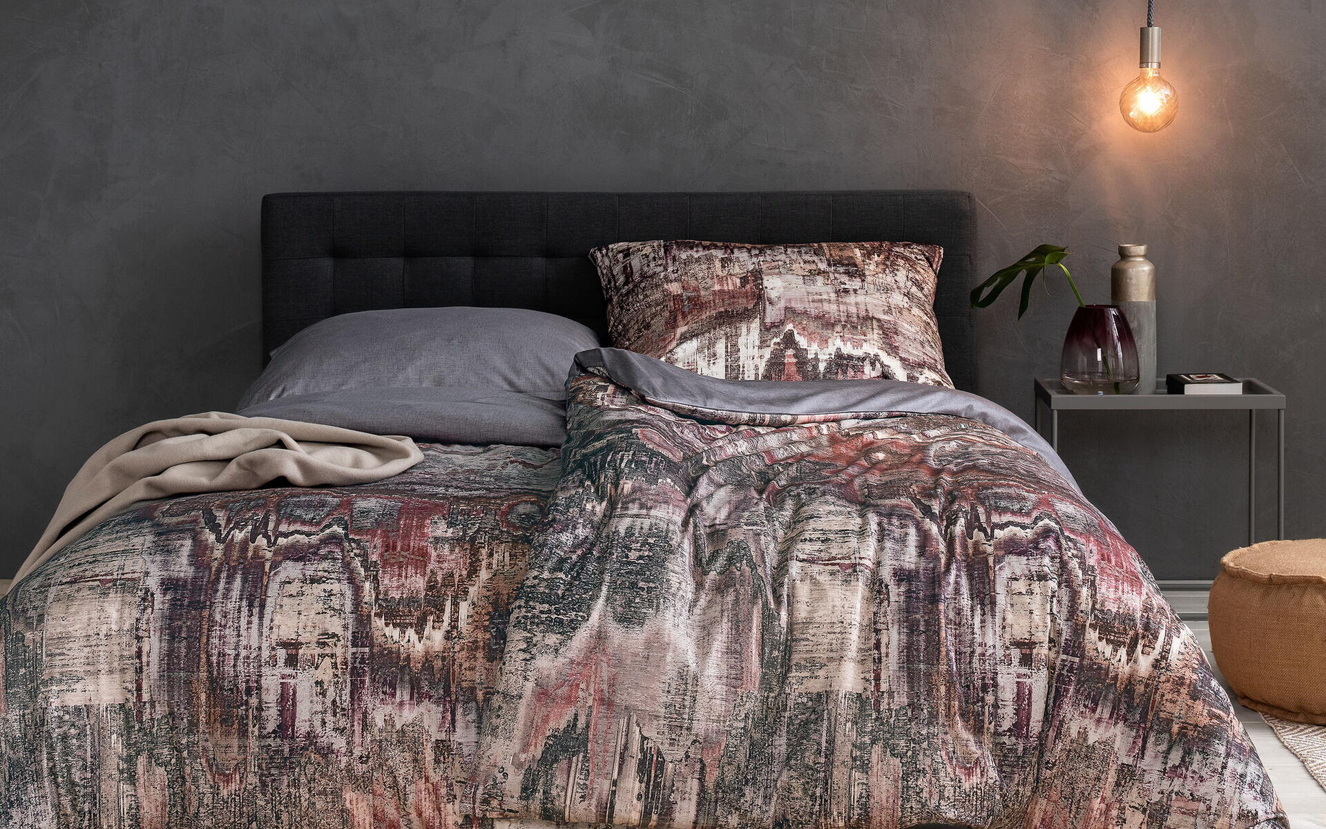 Bettwäsche mit Blumenmuster auf einem Boxspringbett
