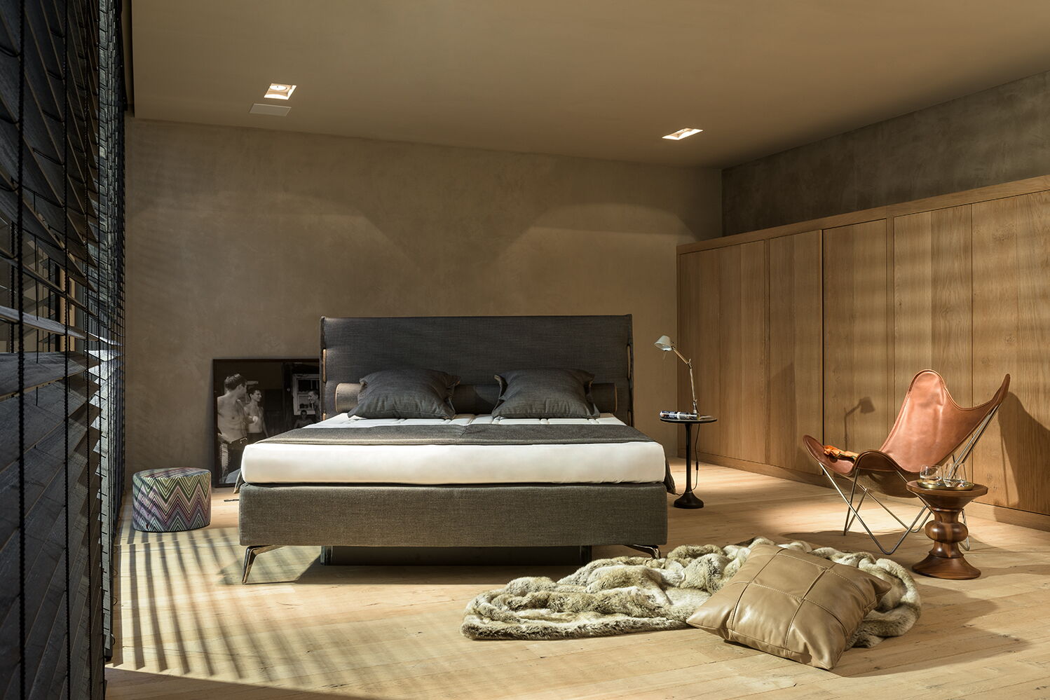 Wasserbett in einem hellen Raum mit Holzboden