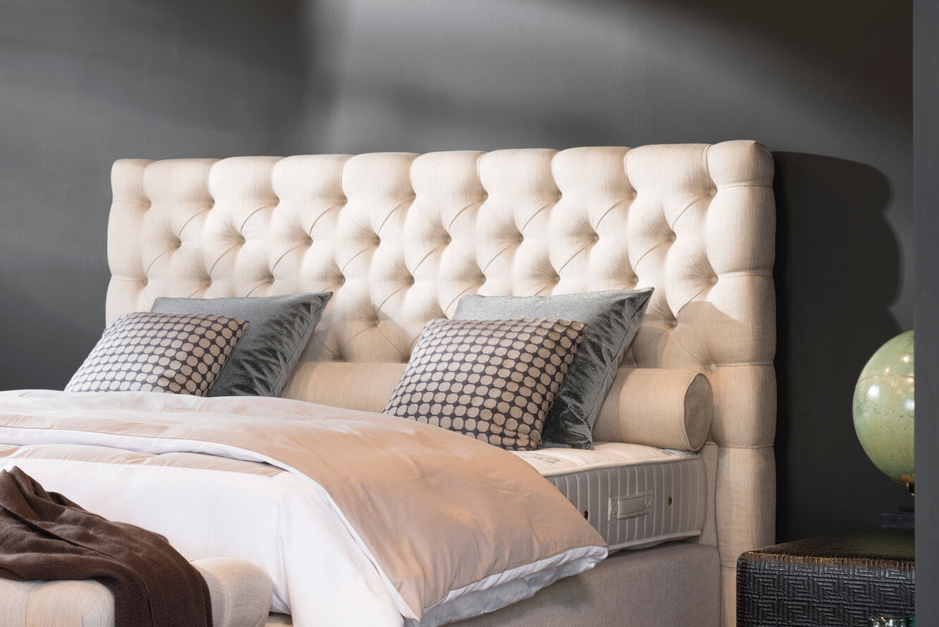Geknöpftes Kopfteil in Creme im Showroom