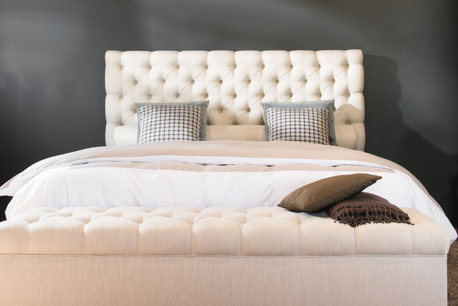 Showroom von Trend Base mit cremefarbenem Boxspringbett