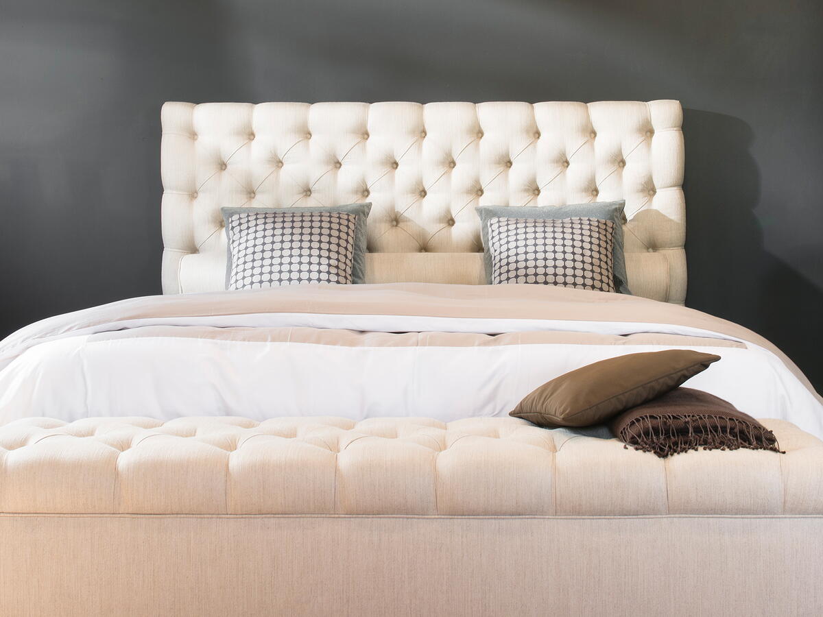 Showroom von Trend Base mit cremefarbenem Boxspringbett