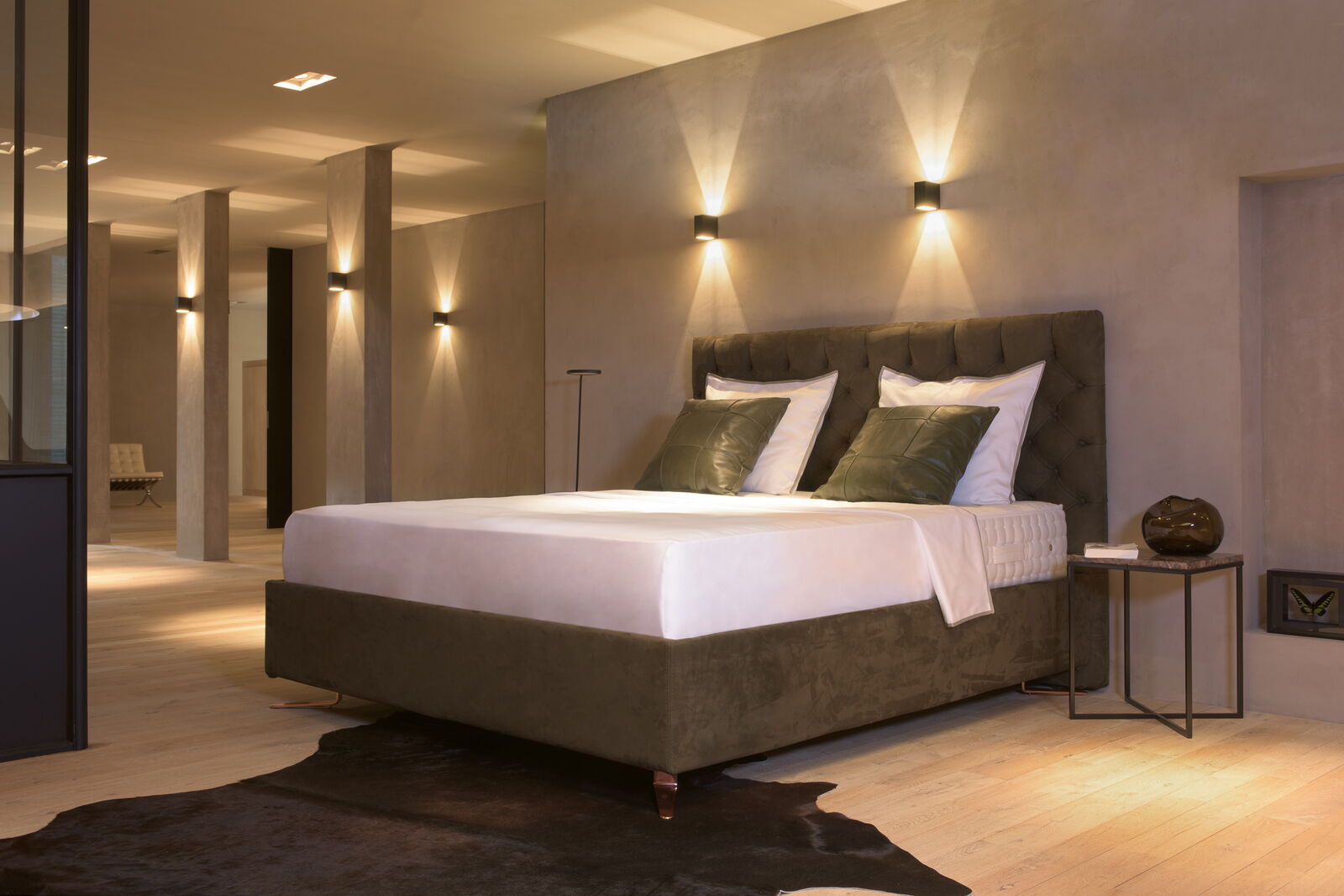 Boxspringbett mit gepolstertem Bettrahmen in einem hellen Raum