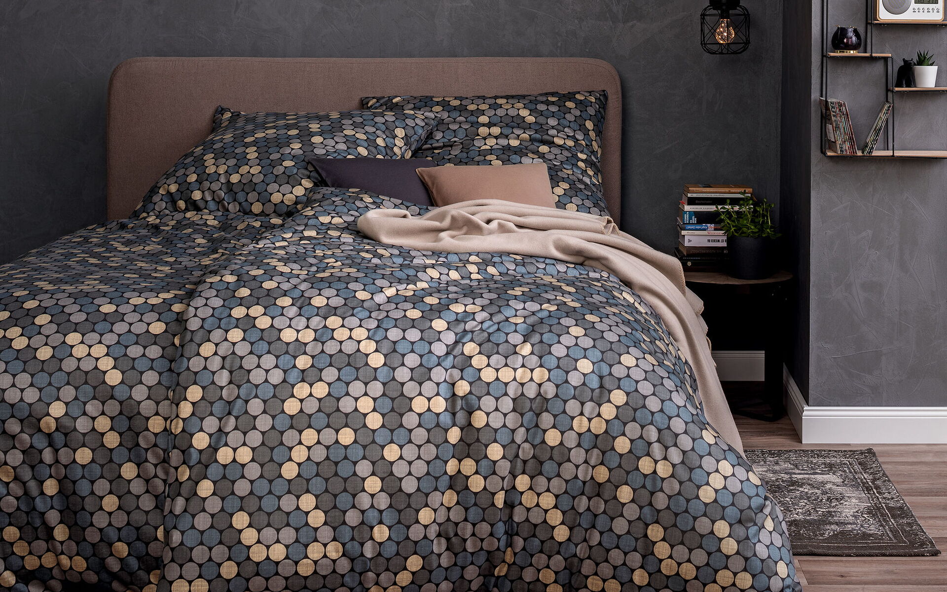 Bettwäsche mit grauem Punktmuster auf einem Boxspringbett