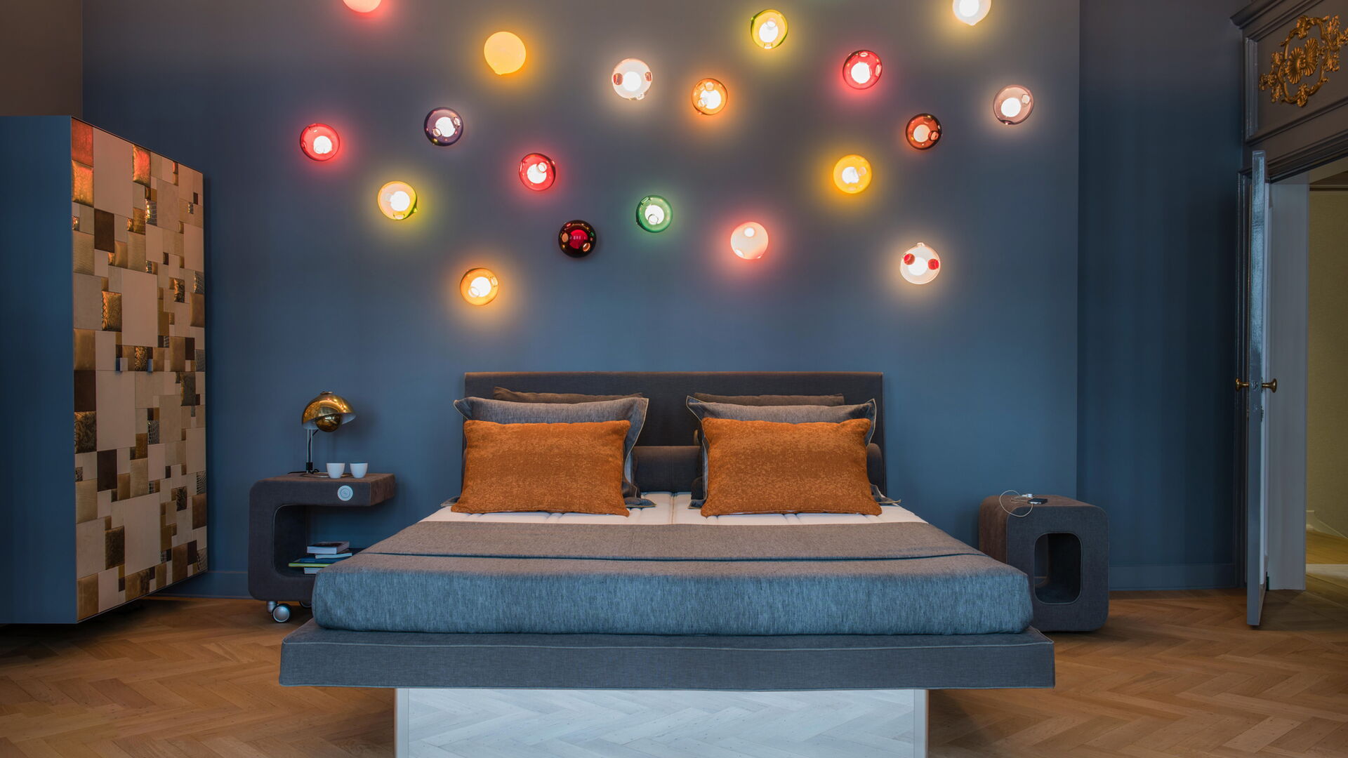 Wasserbett in einem blauen Schlafzimmer mit farbigen Lampen