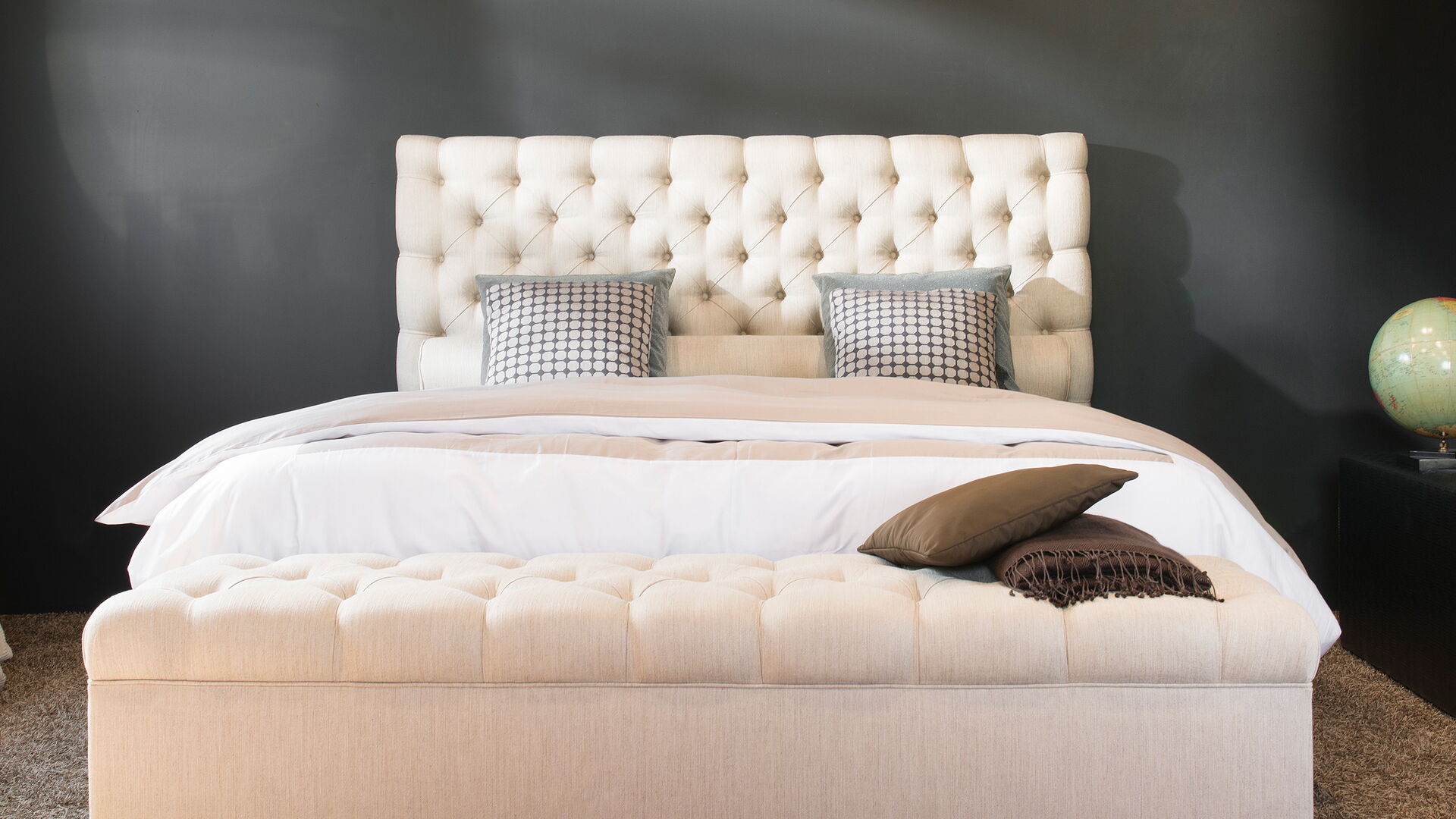Showroom von Trend Base mit cremefarbenem Boxspringbett
