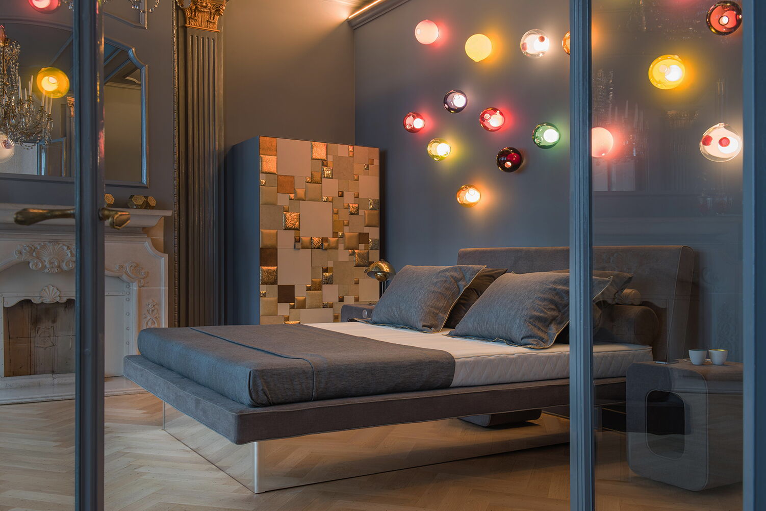 Wasserbett mit grauem Bezug und Holzfüßen