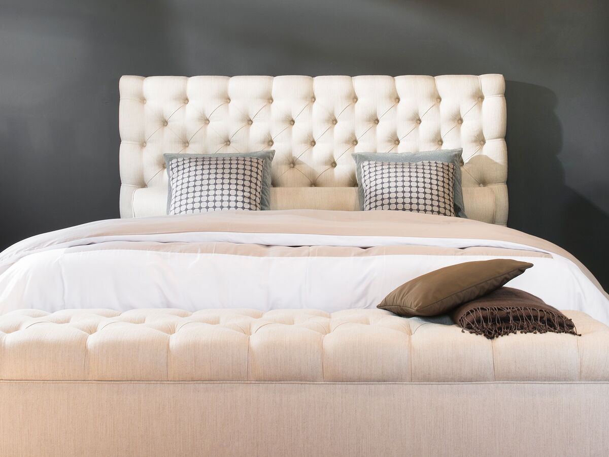 Showroom von Trend Base mit cremefarbenem Boxspringbett