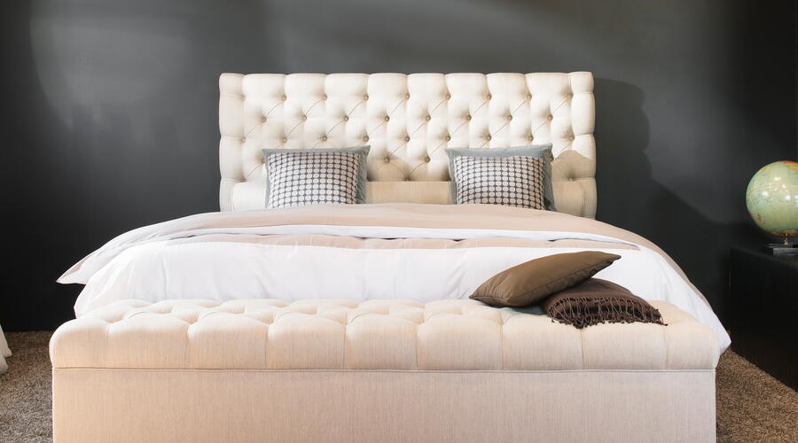 Showroom von Trend Base mit cremefarbenem Boxspringbett