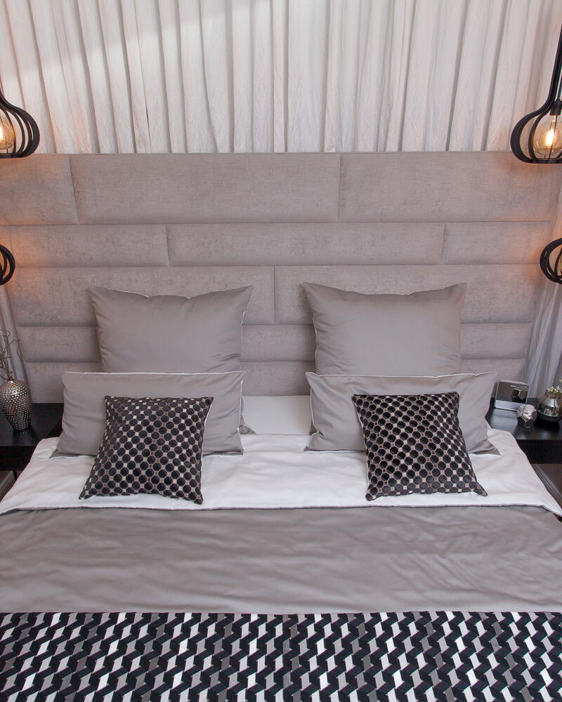 Boxspringbett unter Pendelleuchten