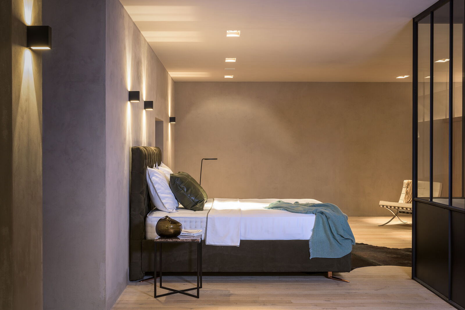 Boxspringbett mit gepolstertem Bettrahmen und Wandleuchten