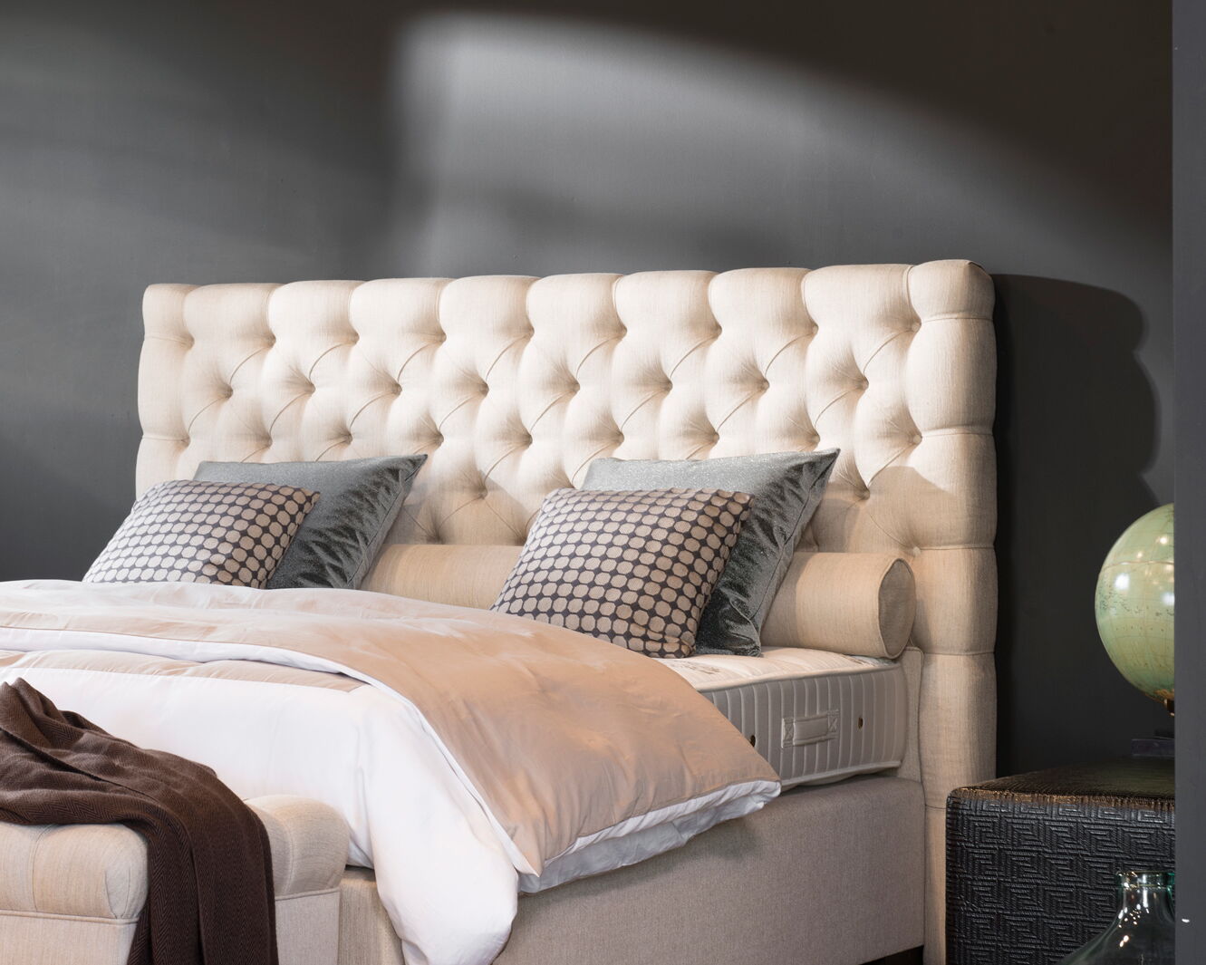 Geknöpftes Kopfteil in Creme im Showroom
