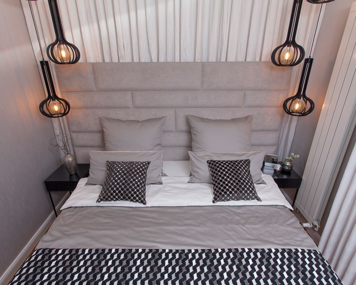 Boxspringbett unter Pendelleuchten
