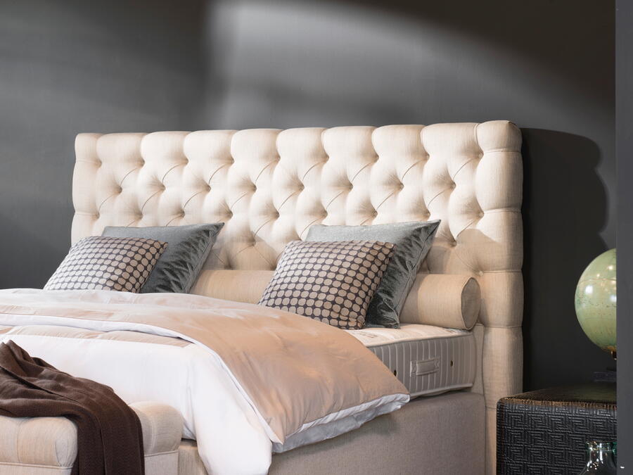 Geknöpftes Kopfteil in Creme im Showroom