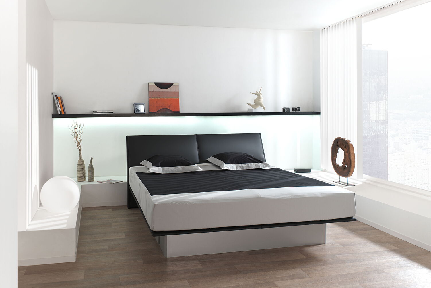 Wasserbett mit Kopfteil vor einer hellen Wand