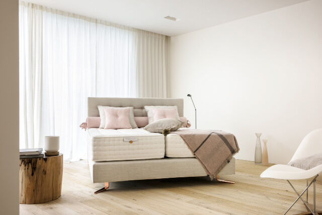 Boxspringbett in einem weißen Schlafzimmer
