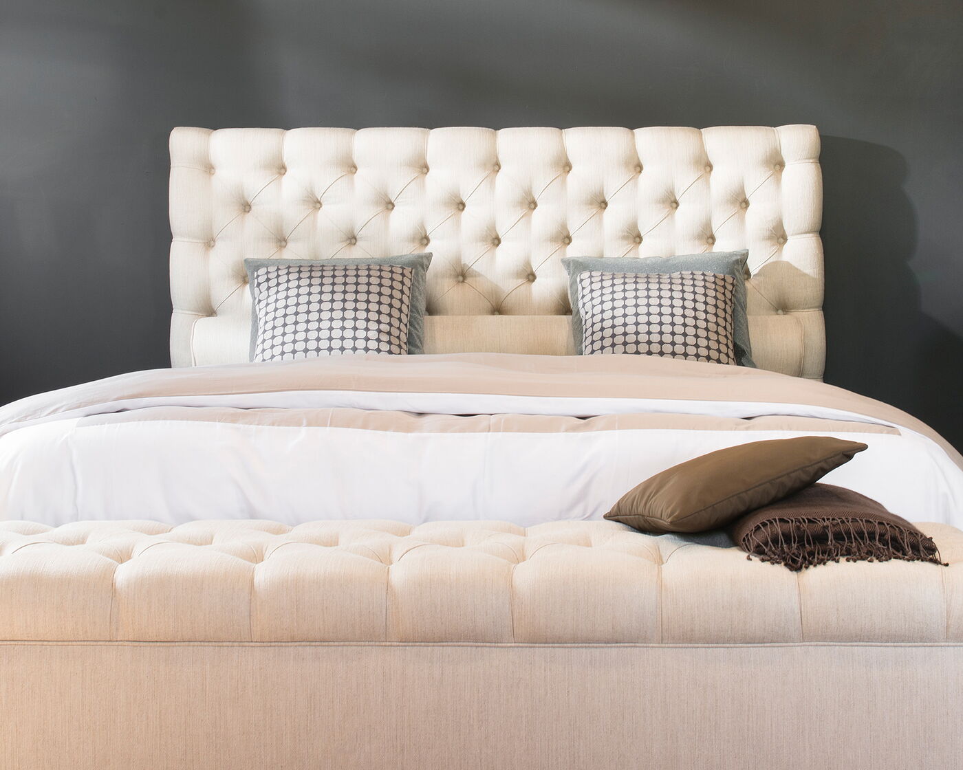 Showroom von Trend Base mit cremefarbenem Boxspringbett