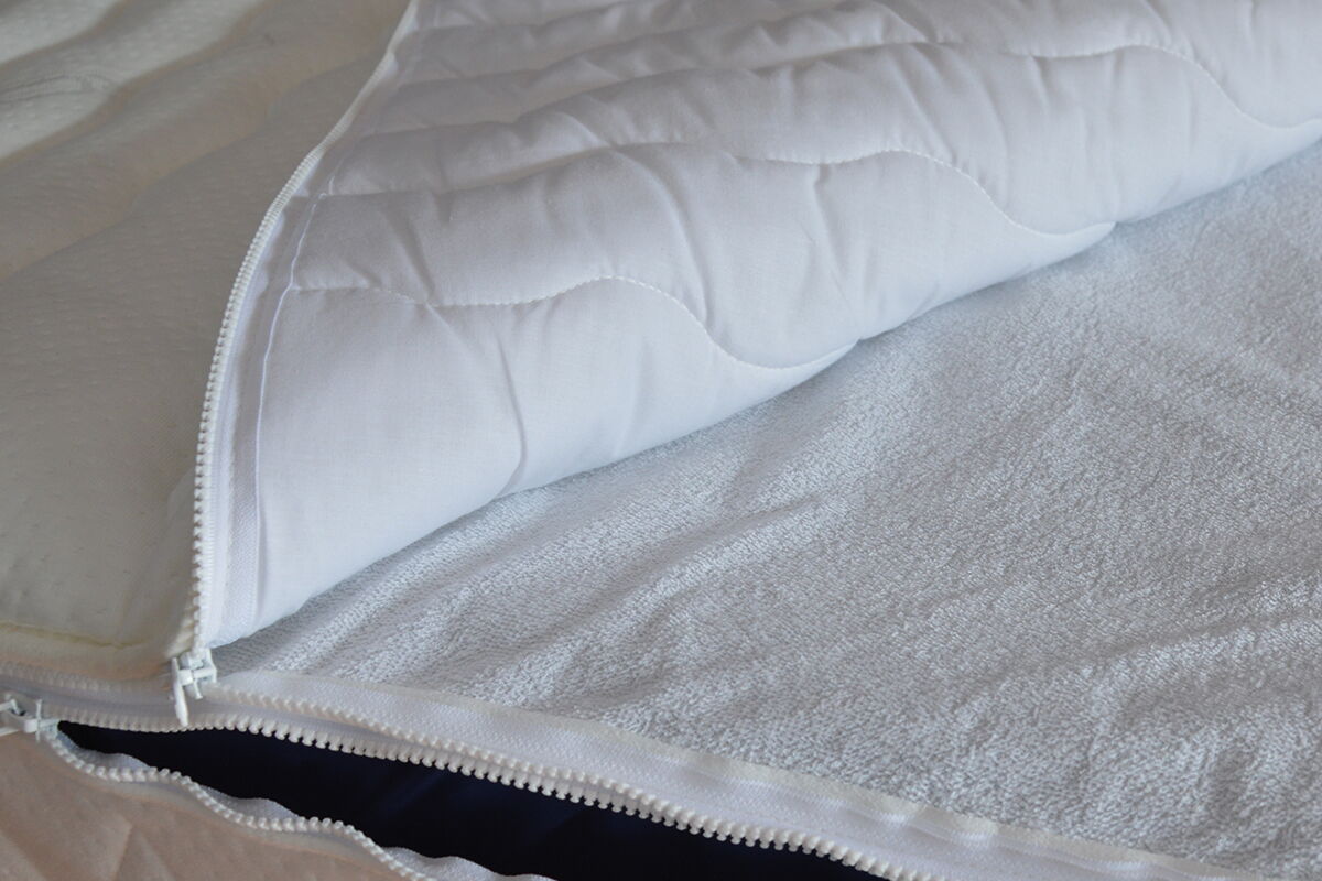 Wasserbett-Auflage mit geöffnetem Reißverschluss