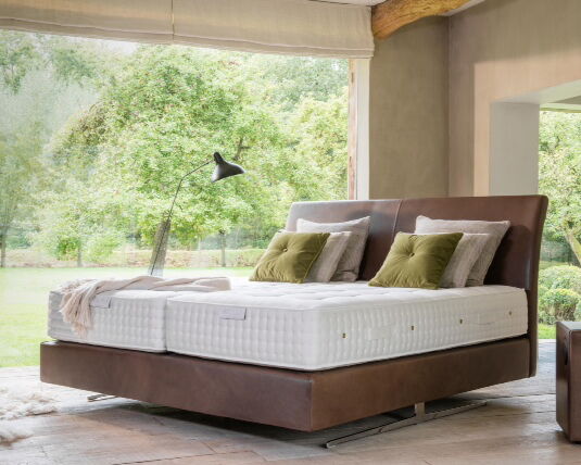 Boxspringbett mit Blick in den Garten