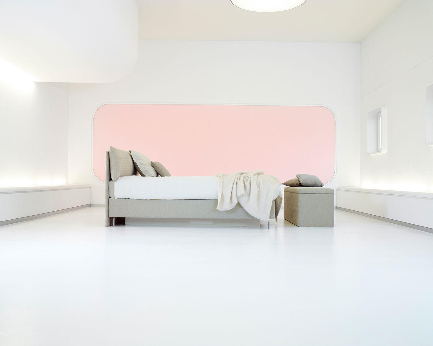 Wasserbett in Boxspring-Optik vor einer rosa Wand
