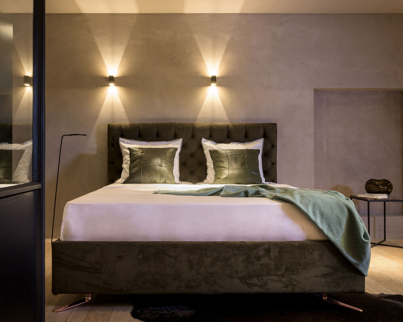 Boxspringbett mit gepolstertem Bettrahmen in Grau
