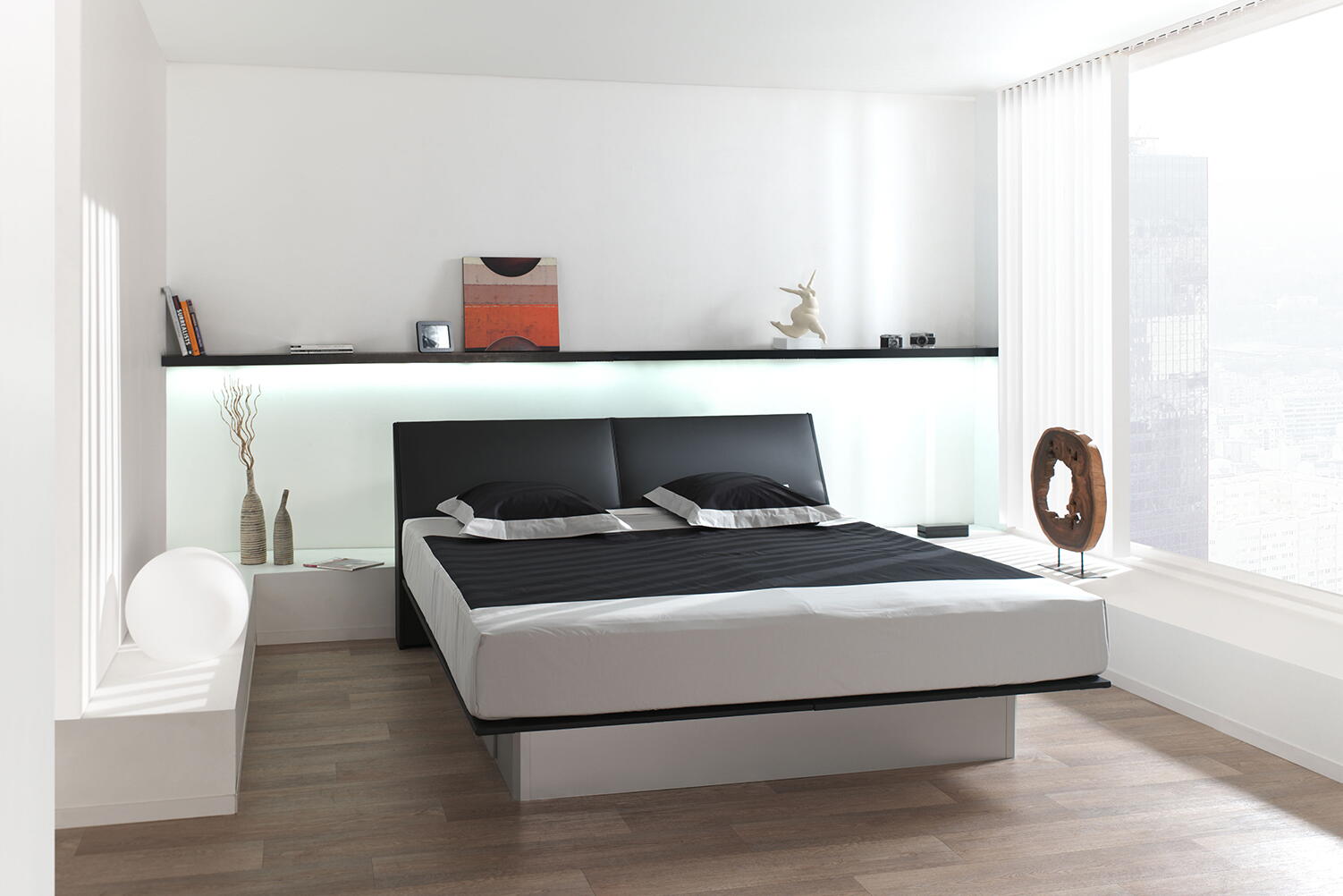 Wasserbett mit Kopfteil vor einer hellen Wand