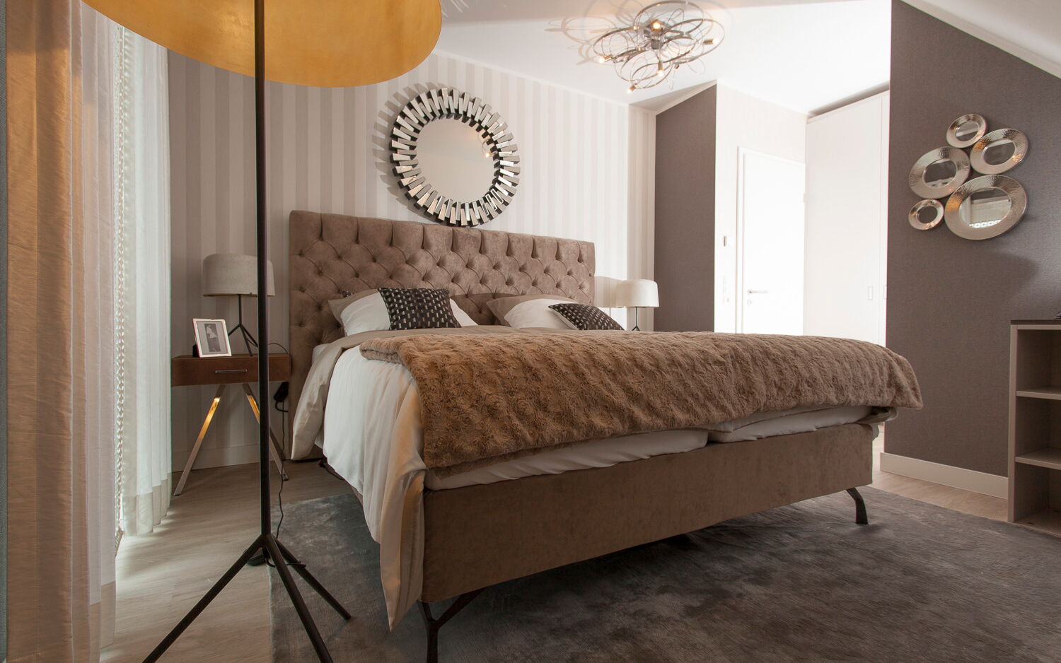 Boxspringbett mit braunem, gestepptem Kopfteil